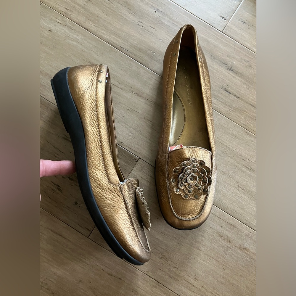 Antonio Melani gold quality leather women’s flat ballet shoes. Rivet detail. 9.5